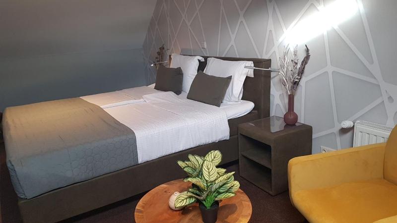 Comfort Double Room with Seating Area and Bath image 1