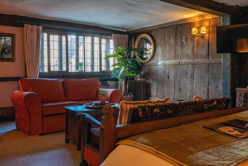 Superior Queen Room Monmouth- George Inn image 3