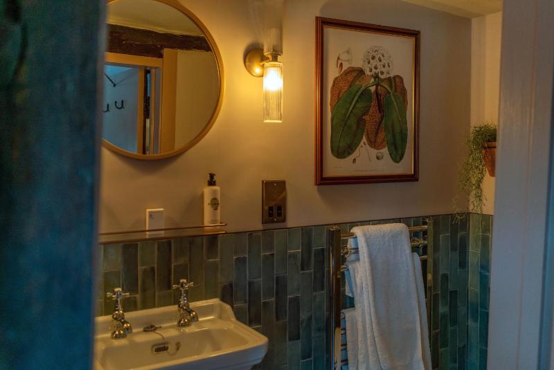 Superior Queen Room Monmouth- George Inn image 2