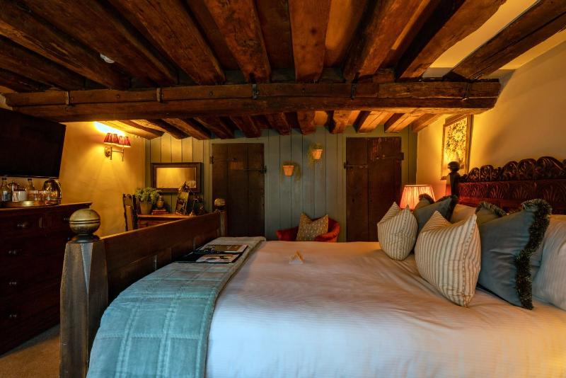 Basic Double Room Coach- George Inn image 4