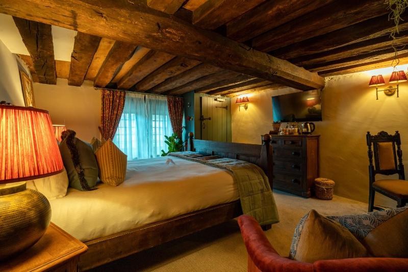Basic Double Room Coach- George Inn image 2