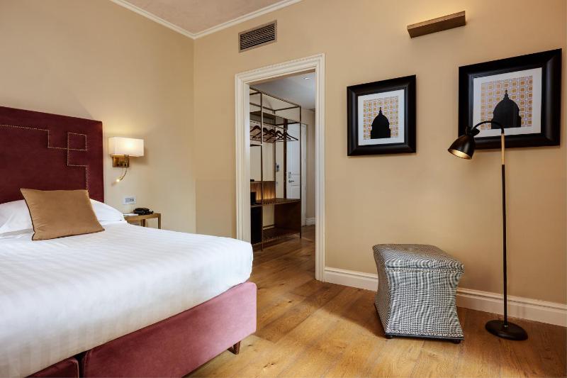 Deluxe Double or Twin Room image 3