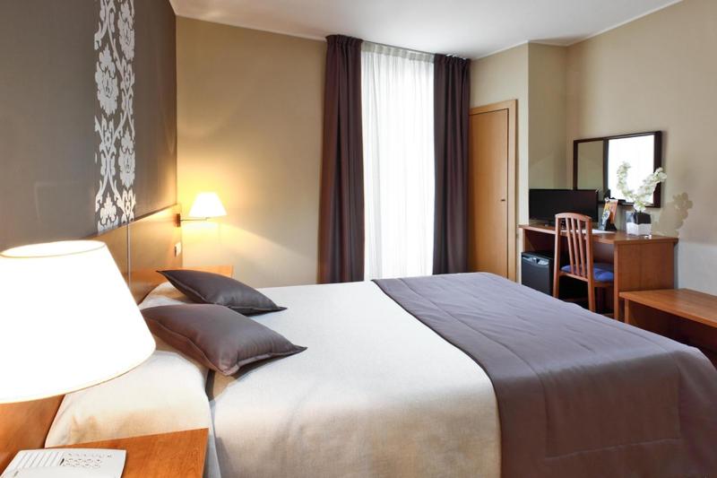 Double or Twin Room image 4