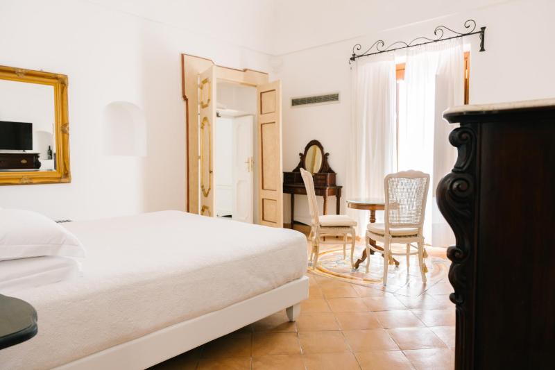 Deluxe Double or Twin Room with Sea View image 1