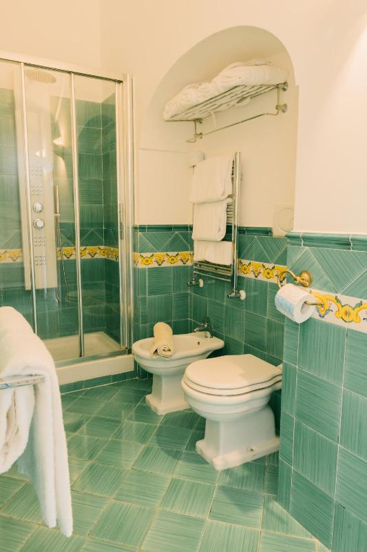 Deluxe Double or Twin Room with Sea View image 4