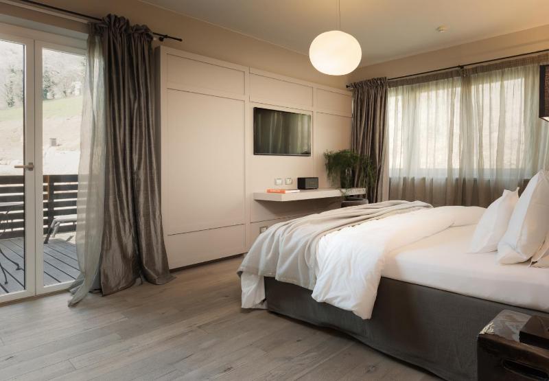 Standard Double Room image 3
