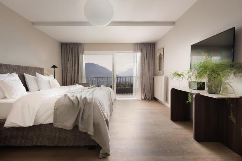 Superior Double Room with Balcony image 4
