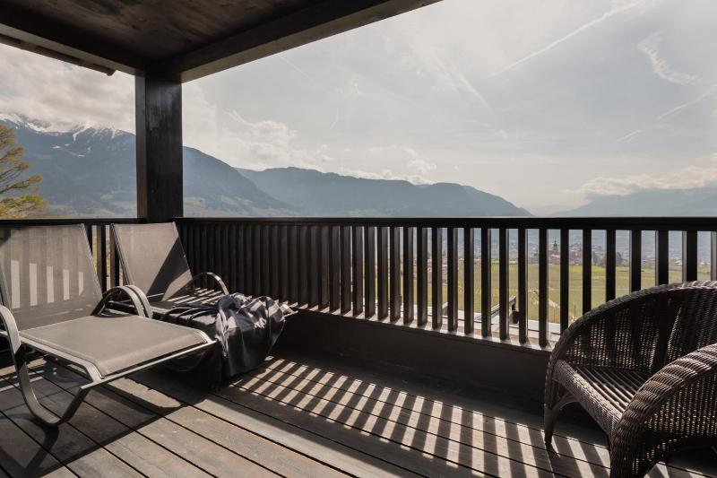 Superior Double Room with Balcony image 3