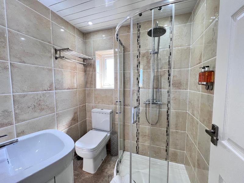 Double Room - First Floor Rear image 4