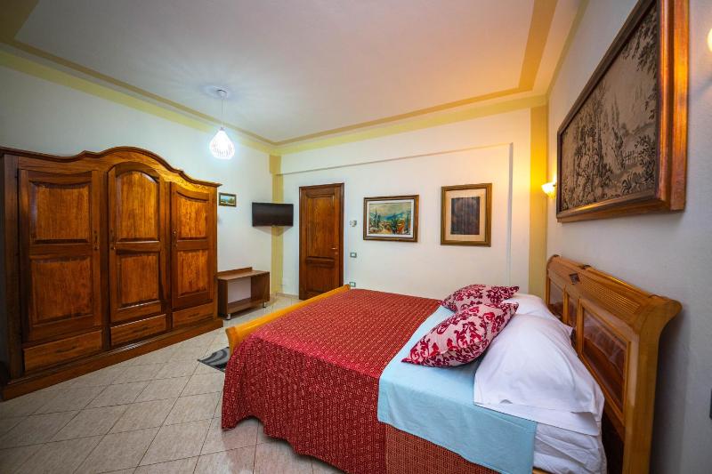 Double Room with Balcony image 3