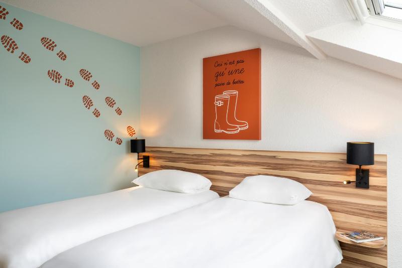 Standard Twin Room image 2