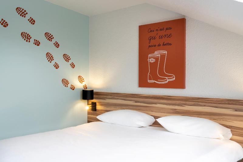Standard Twin Room image 4