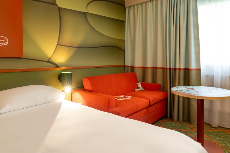 Standard Double Room with Sofa image 1