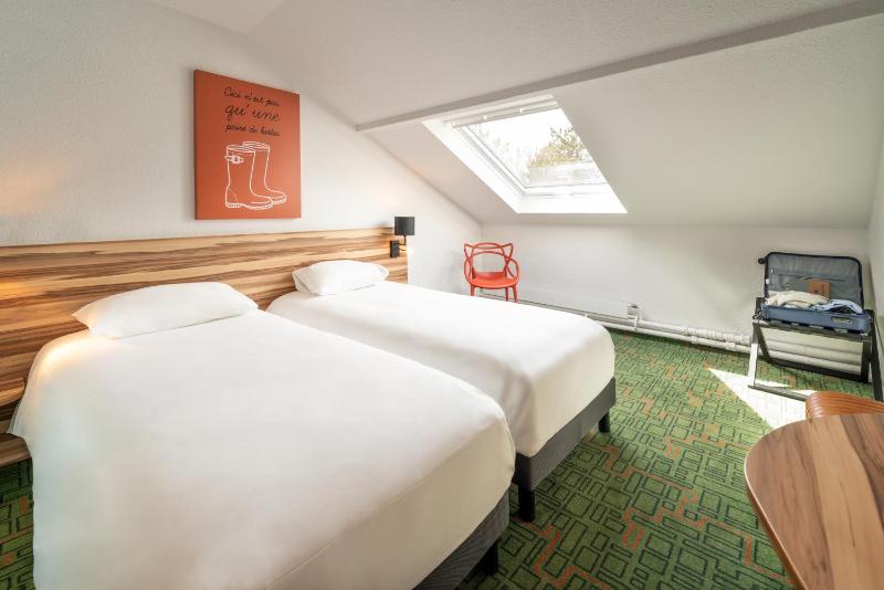 Standard Twin Room image 3