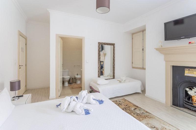 Double Room with Extra Bed image 4
