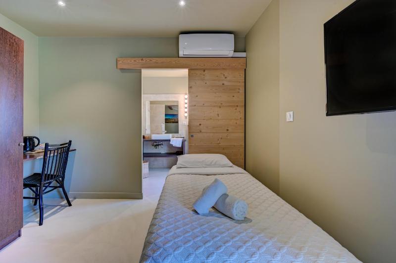 Standard Triple Room image 4