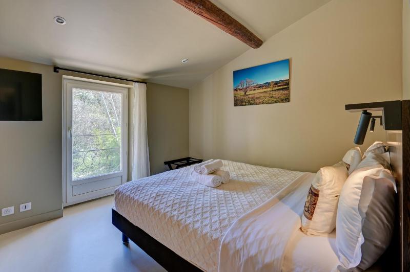 Standard Triple Room image 2