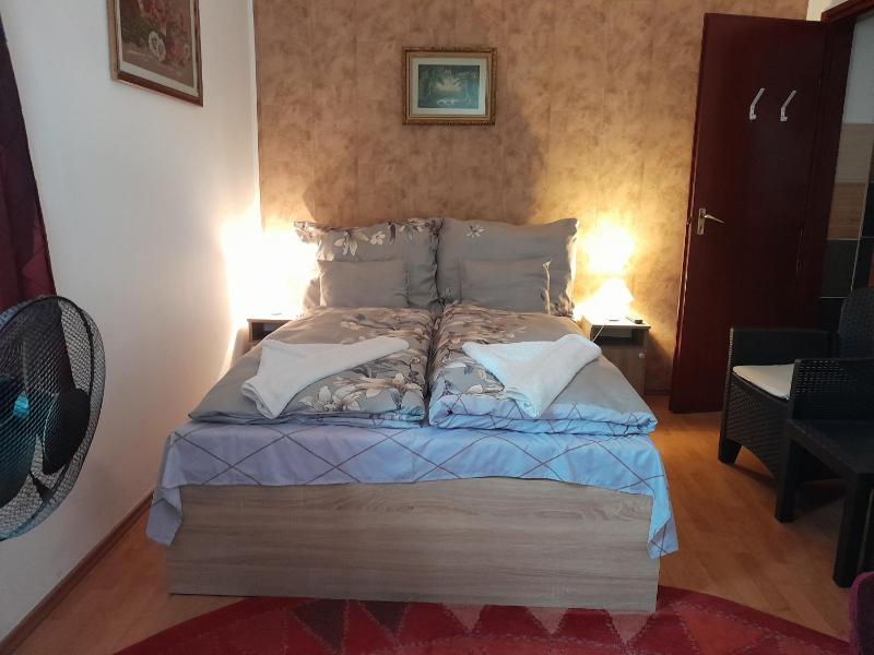 Deluxe Double Room with Shower image 3