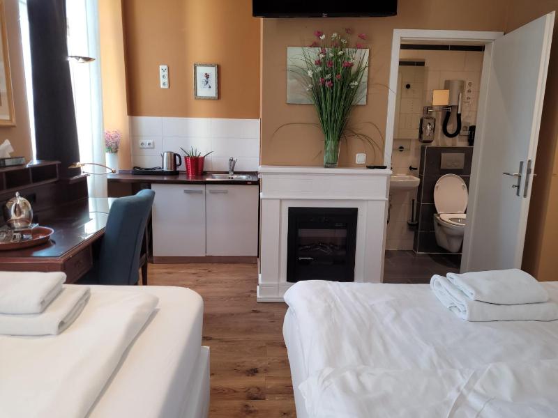 Twin Room image 1