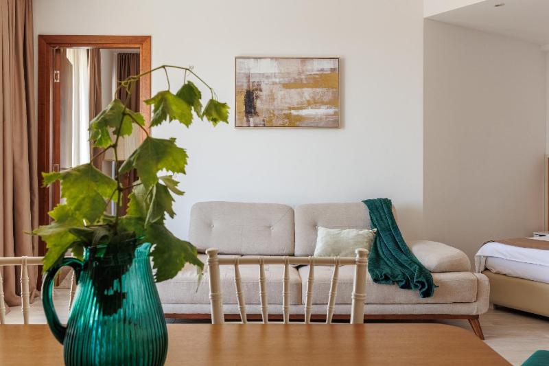 Deluxe Suite with Sea View image 2