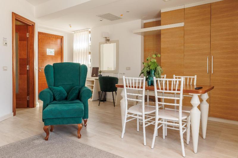 Deluxe Suite with Sea View image 3