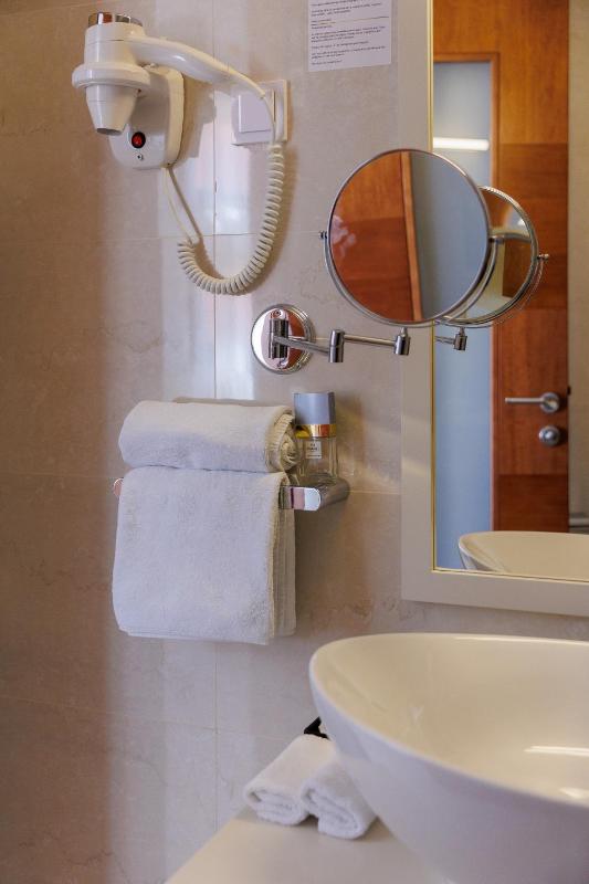 Deluxe Suite with Sea View image 4