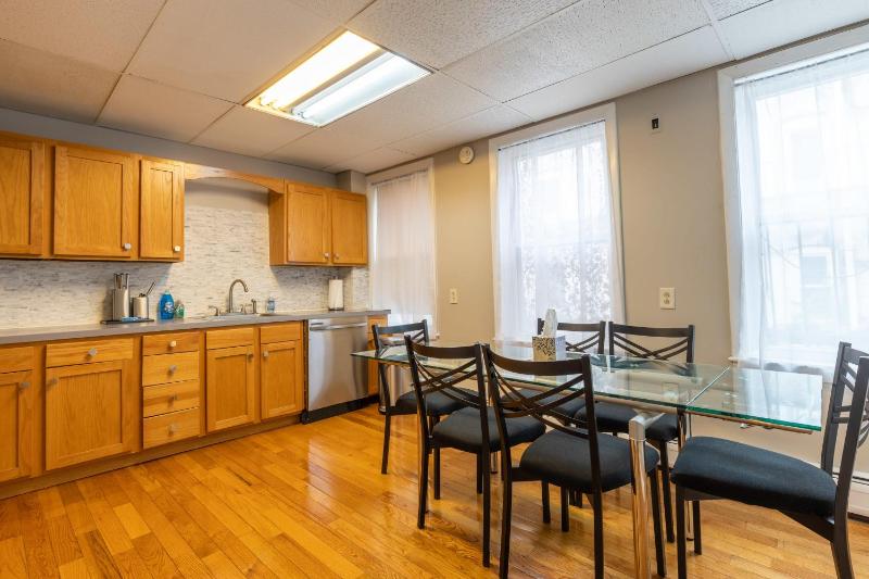 Central 3 Bed 1 Bath in Historic Building - image 11