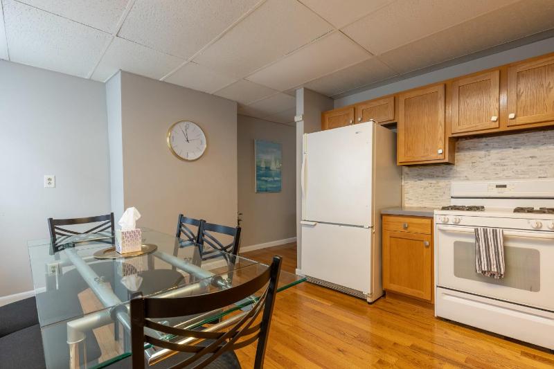 Central 3 Bed 1 Bath in Historic Building - image 7