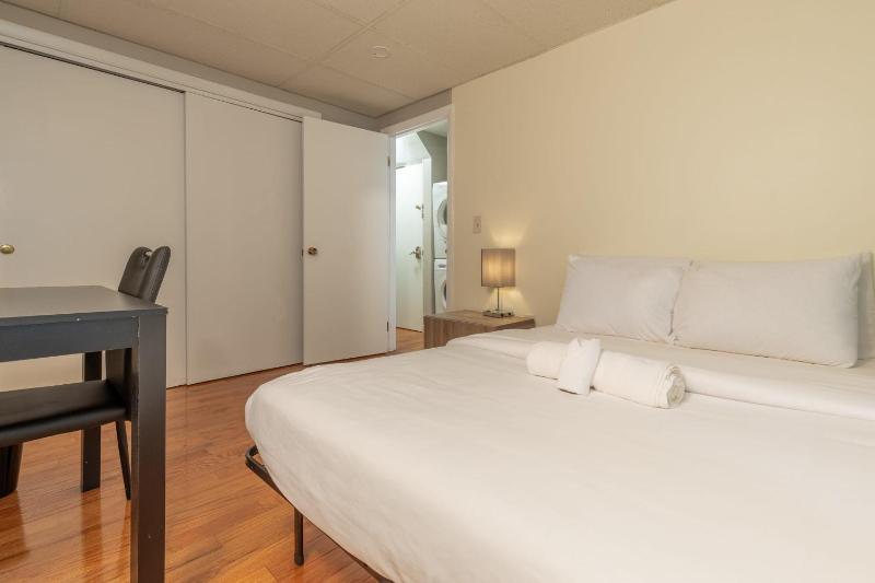 Central 3 Bed 1 Bath in Historic Building - image 10