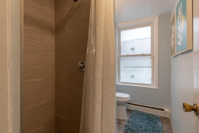 Central 3 Bed 1 Bath in Historic Building - image 6