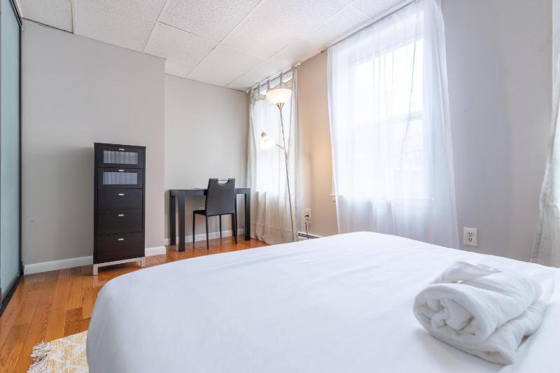 Central 3 Bed 1 Bath in Historic Building - image 12