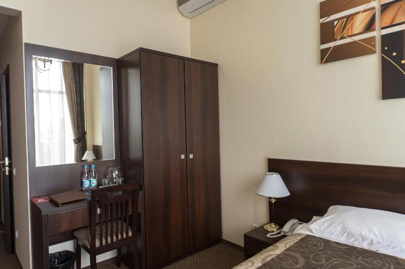 Double Room with Balcony image 2