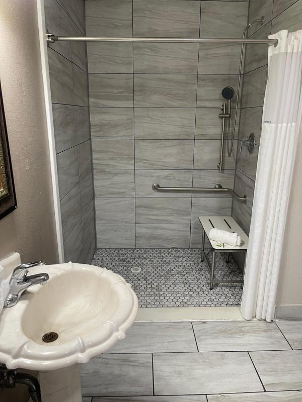 Queen Room - Disability Access - Non-Smoking image 3