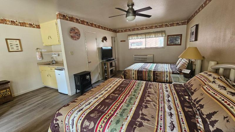 Queen Room with Two Queen Beds image 3