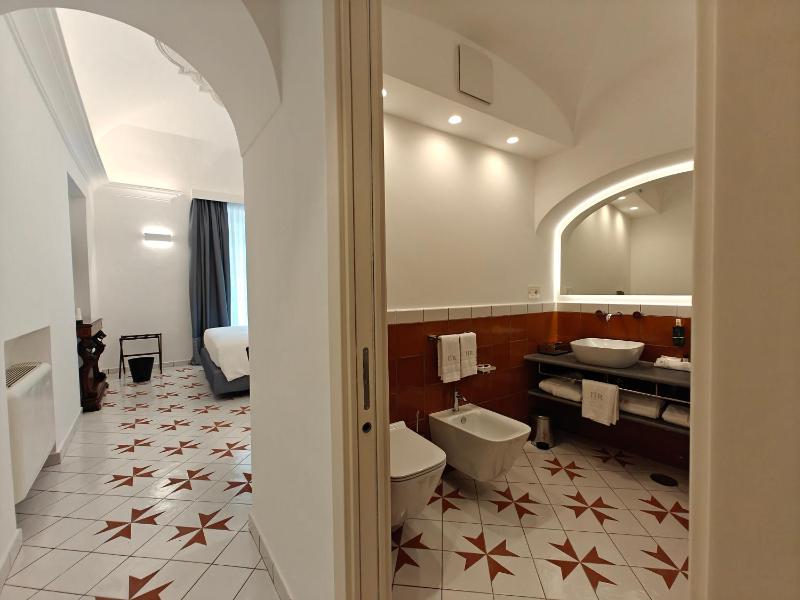 Deluxe Room image 1