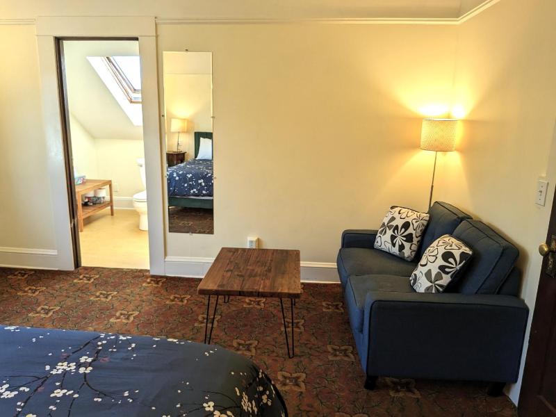 Standard King Room image 2