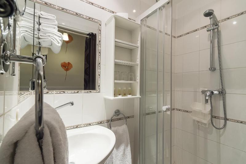 Quadruple Room image 2