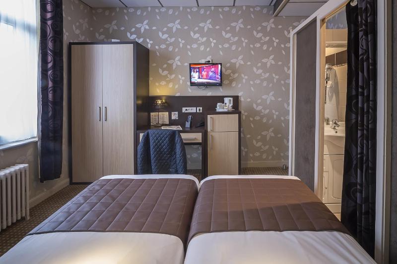 Twin Room image 3