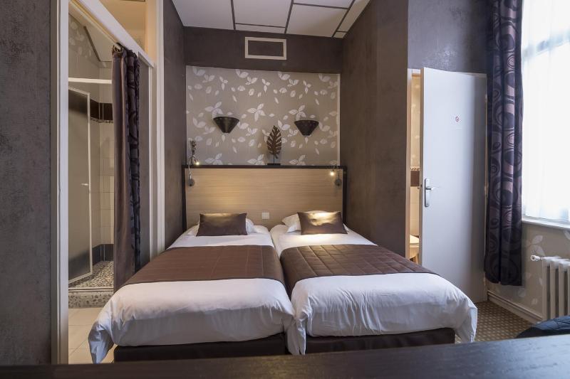 Twin Room image 4