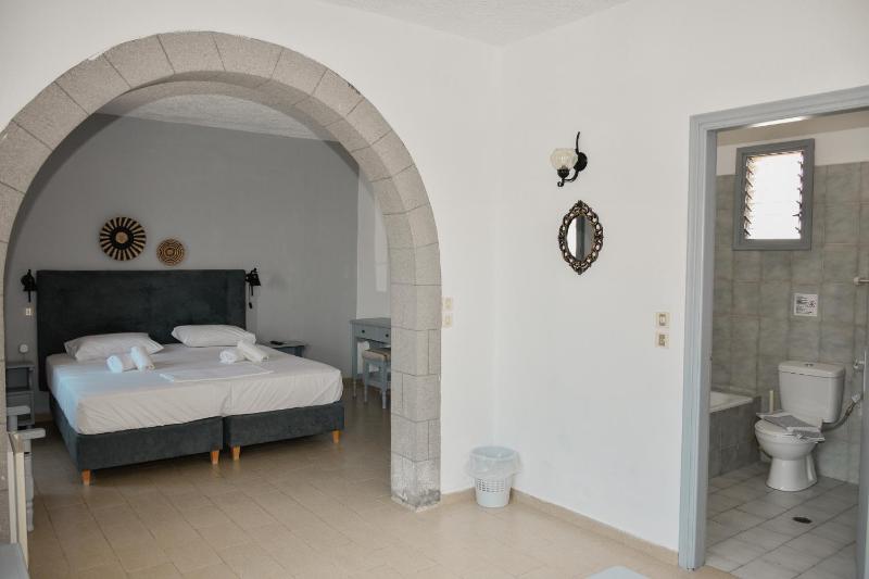 Standard Triple Room image 3