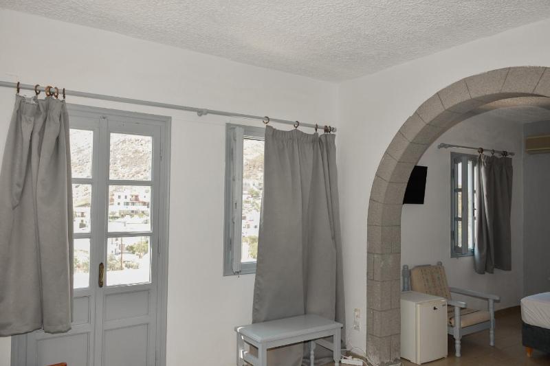 Standard Triple Room image 2