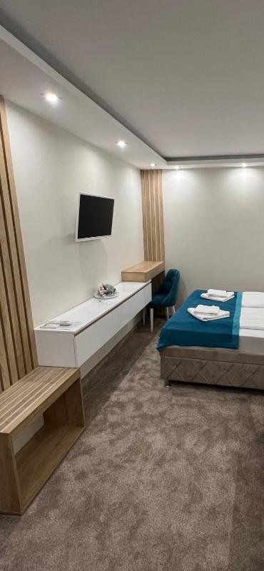 Triple Room with Balcony image 2