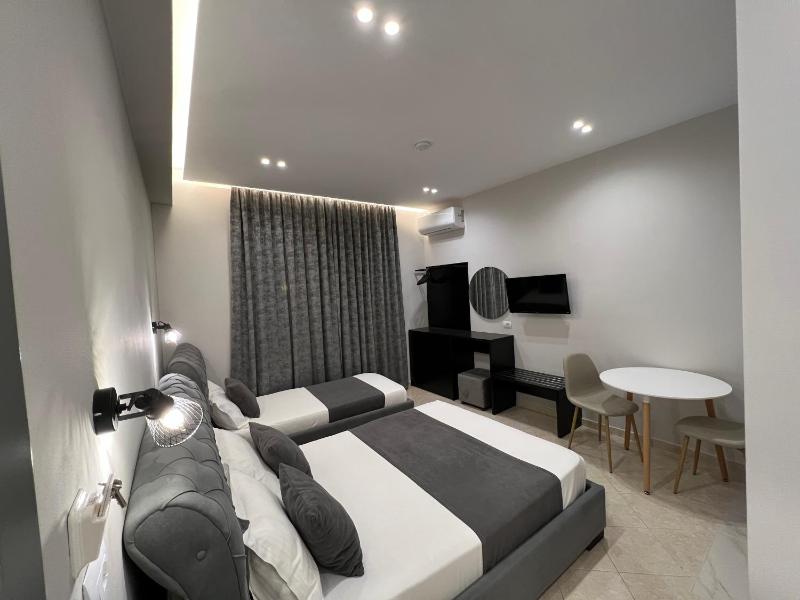Superior Triple Room with Balcony and Side Lake View image 4