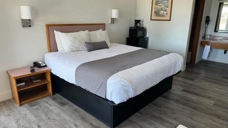 Standard King Room image 3