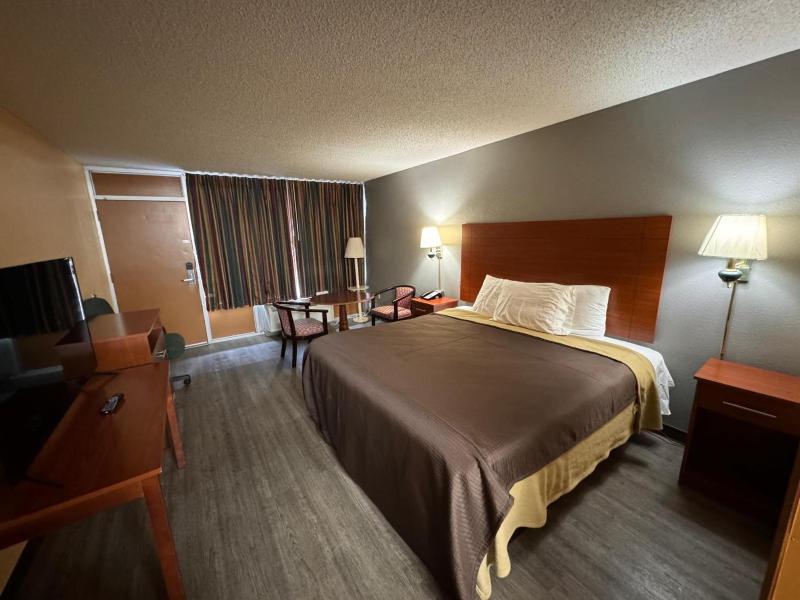 King Room - Non-Smoking image 2