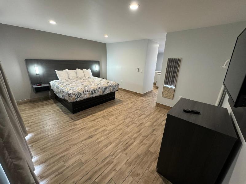 King Room with Roll-in Shower - Disability Access - Non-Smoking image 4
