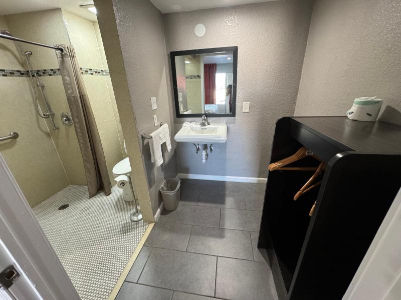 King Room with Roll-in Shower - Disability Access - Non-Smoking image 2