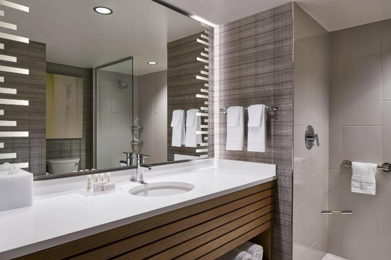 Guest Room with King Bed image 3