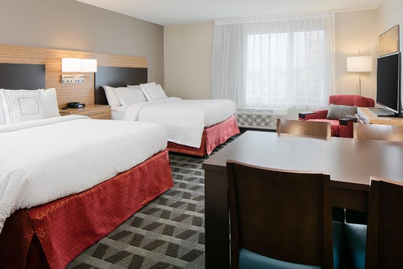 Queen Room with Two Queen Beds image 3