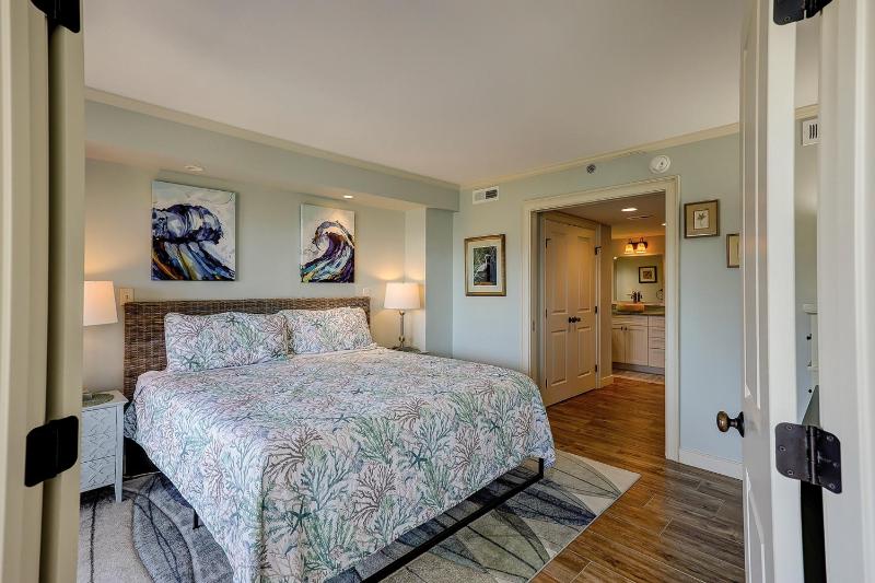 New Furniture New Paint New King Bed Master 2 Queens Bikes & Beach Gear included - image 27